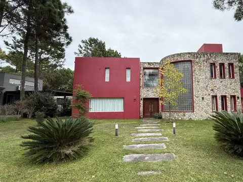 Casa en Venta 4 Dormitorios con Pileta en Pinamar La Herradura Barrio Privado