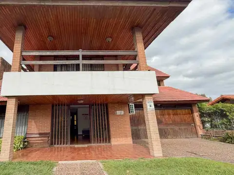VENTA CASA 8AMB ADROGUÉ