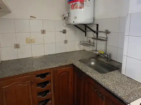 DEPARMENTO CASEROS CENTRO-2 AMB CON PATIO,QUINCHO Y FONDO LIBRE INDEPENDIENTE. APTO A CREDITO