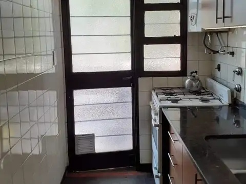 Monoambiente al frente con balcón