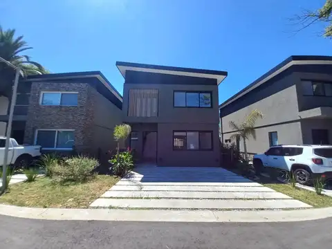 CASA en VENTA en VILLA ELVIRA - PACHECO - JARDÍN Y PILETA 