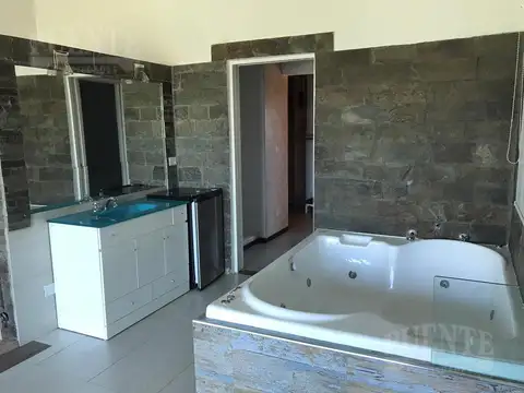 Casa en Alquiler con 1 cochera