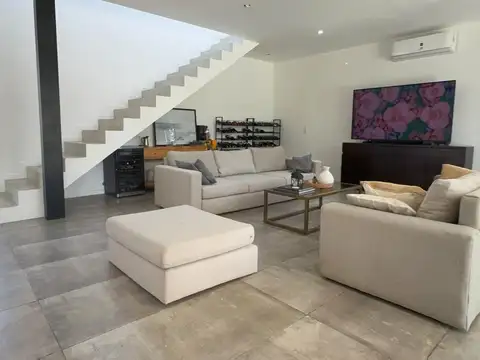 Casa 5 ambientes con 4 baños