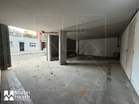 -VENTA- Cochera Fija Cubierta con entrada individual de 5x2,30. Acceso directo desde la calle.
