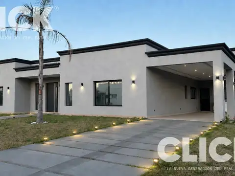 Casa 5 ambientes en venta en Campo Daromy con pileta