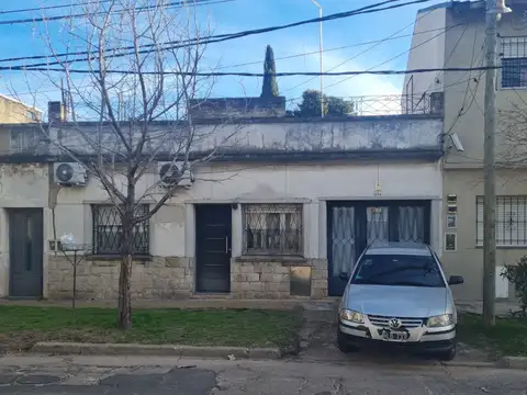 CASA 3 AMBIENTES CON PATIO, JARDIN, COCHERA Y TERRAZA , MUY BUEN ESTADO