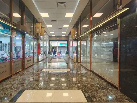 FLORIDA Y CORRIENTES. 5,60 de vidriera a metros de la entrada de Florida de Galeria Central