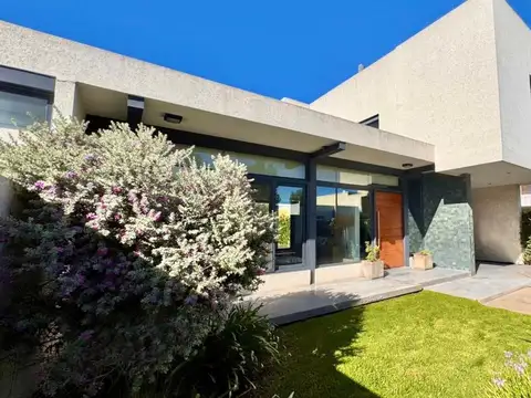 Casa 4 ambientes con 3 baños