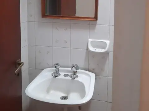 Lindo local , San Martin al 2500 apto varios rubros.