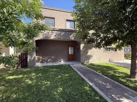 Casa en alquiler 3 dormitorios con jardín y pileta en El Aljibe, Manzanares