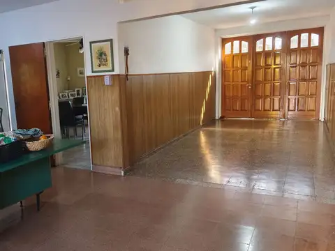 Casa 7 ambientes con 2 baños