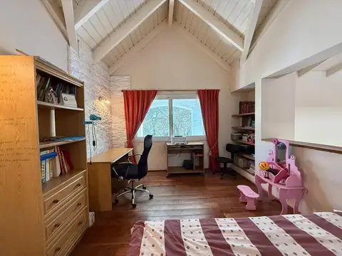 Casa en Alquiler con 3 cocheras