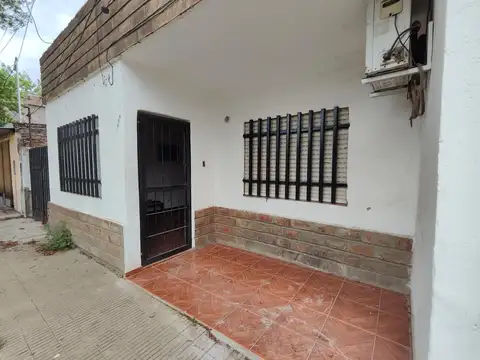 VENTA - Casa / PH al frente con patio - Barrio Bella Vista, Rosario - APTO CRÉDITO.