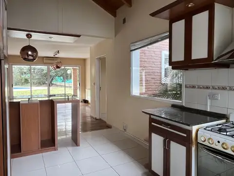 Casa en Alquiler con 2 cocheras