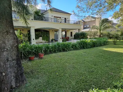 Casa en Venta con 2 cocheras