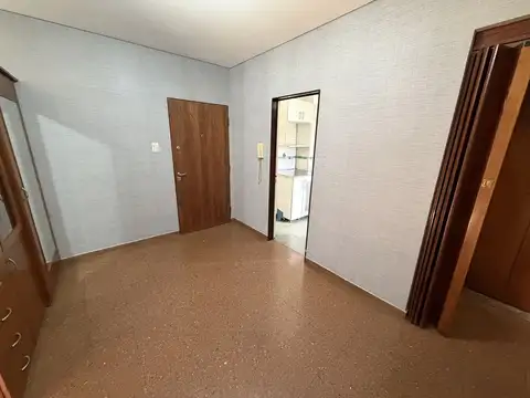 DEPTO DE 2AMB. 4°PISO. LATERAL DE 40Mts2 COCINA Y BAÑO RECICLADOS  A NUEVOS EXPENSAS $ 90.000