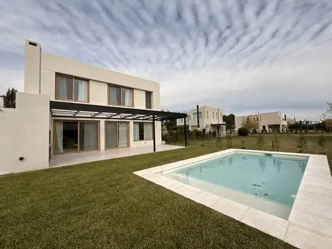 En venta - casa de diseño Carpinchos a estrenar - 4 dormitorios