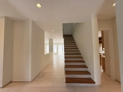 Casa 7 ambientes con 5 baños