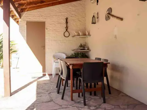 VENTA CASA 3 AMB CON PILETA  QUINCHO Y  COCHERA