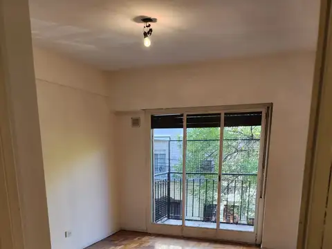 3 ambientes al frente con balcón corrido