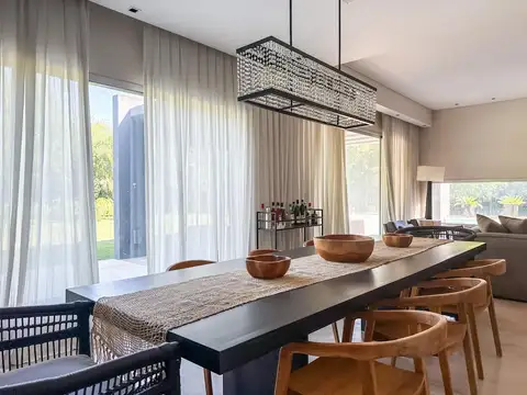Casa en Venta con 5 cocheras
