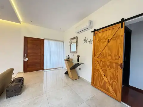 VENTA: casa de cuatro dormitorios con pileta y galería con parrillero. Puerto Roldan, Rosario