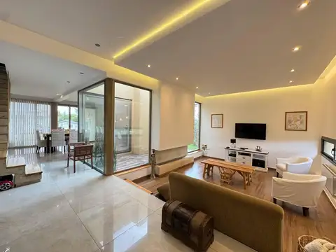 VENTA: casa de cuatro dormitorios con pileta y galería con parrillero. Puerto Roldan, Rosario