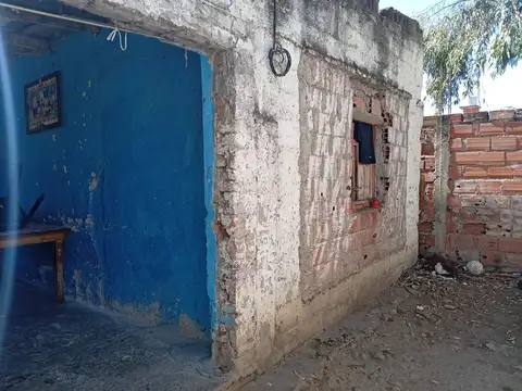 Casa 2 ambientes con 1 baño