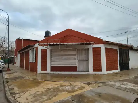 CASA MAS 2 DEPARTAMENTOS Y LOCAL. CAPITAL
