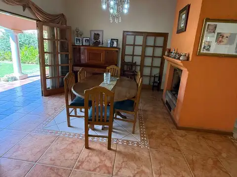 Casa 8 ambientes con 3 baños
