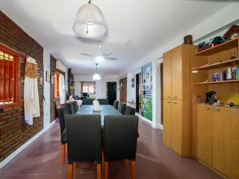 Casa 4 ambientes con 2 baños