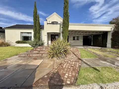 Casa en venta en Barrio Palmares , 5 dormitorios, pileta y cochera triple