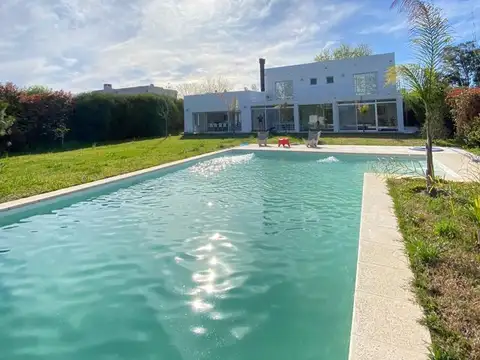 Casa en Venta con 2 cocheras