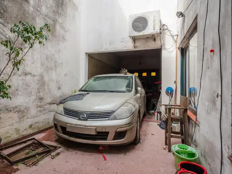 Venta Casa Multifamiliar 9 Ambientes . 2 Unidades en Una . Jardín + Garage . a Reciclar