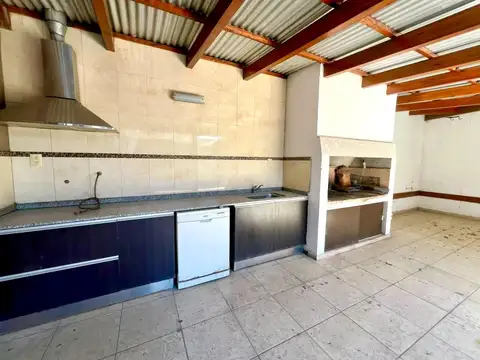 Casa 5 ambientes con 2 baños
