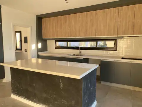 Casa 5 ambientes con 4 baños
