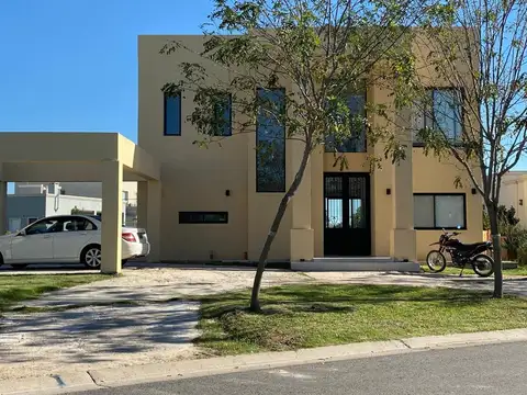 CASA DE 4 DORMITORIOS A ESTRENAR