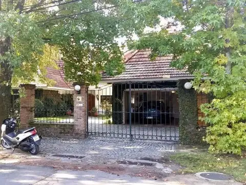 Casa 11 ambientes con 4 baños