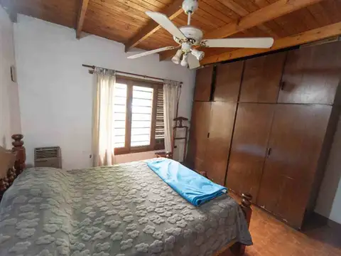 CASA 2 DORMITORIOS VENTA LA PLATA PATIO GALPON