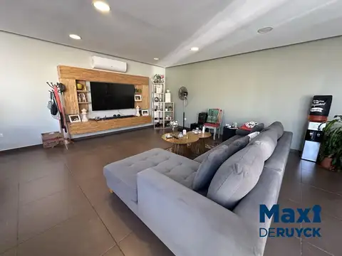 Casa sobre 2 lotes en Barrio Elsieland, IMPECABLE