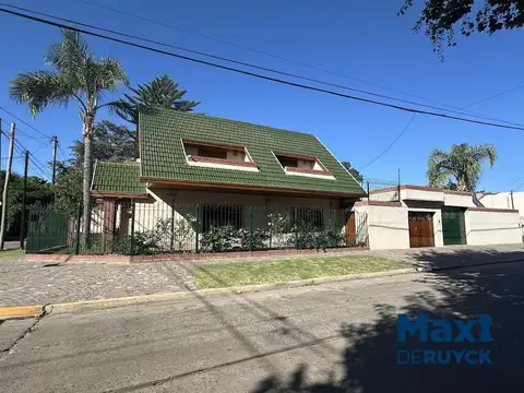 Casa en Venta con 3 cocheras