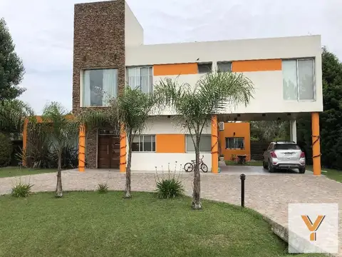 Casa en venta - 4 Dormitorios 3 Baños - Cocheras - 1.100Mts2 - Presidente Perón