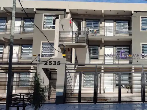 Excelente departamento de 2 ambientes en primer piso a ESTRENAR con balcón
