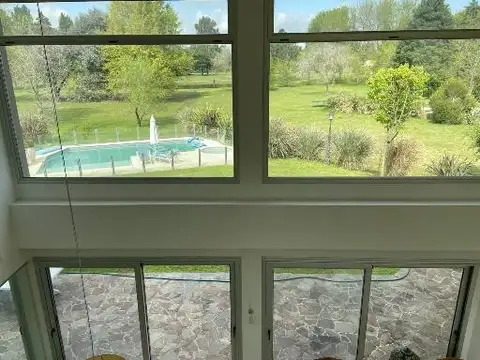 Importante Propiedad al Golf - Club Privado El Ombú