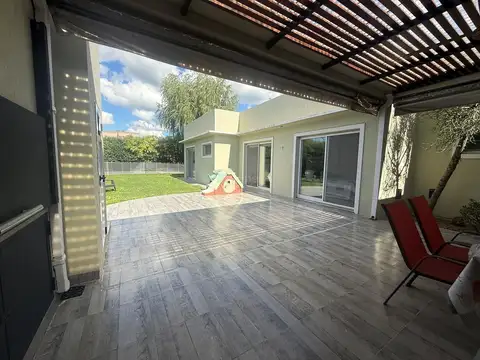 Casa Chalet  en Venta en Santa Guadalupe, Pilar del Este, Pilar