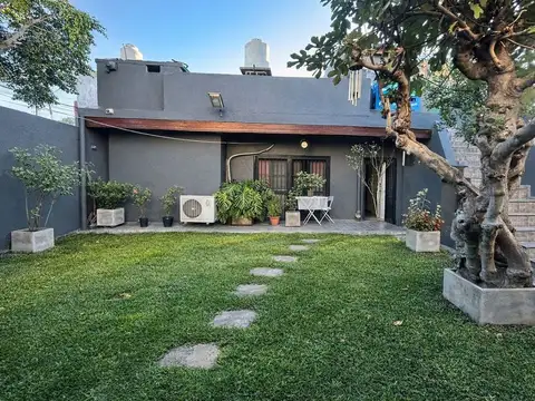 VENTA CASA 7 AMBIENTE, COCHERA Y PARQUE, BERNAL