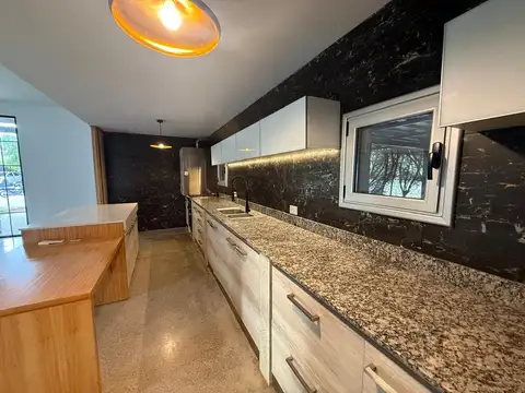 Casa en Alquiler con 3 cocheras