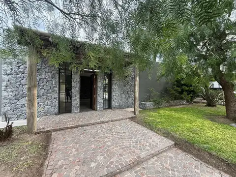 Casa en Alquiler con 3 cocheras
