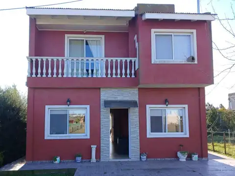 Casa de campo, dos plantas, barrio Domselaar Chico