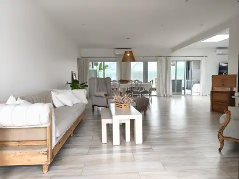 Casa 6 ambientes con 4 baños